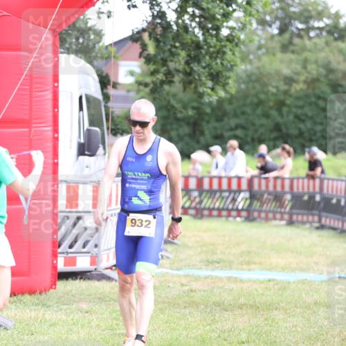 21.06.2026 - 29. Vierlanden-Triathlon Andreas Tolksdorf http://msf.ph/oto/9890313 21.06.2026 12:58:34 Ziel 932, 932 meine-sportfotos.de