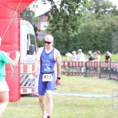 21.06.2026 - 29. Vierlanden-Triathlon Andreas Tolksdorf http://msf.ph/oto/9890314 21.06.2026 12:58:34 Ziel 932, 932 meine-sportfotos.de
