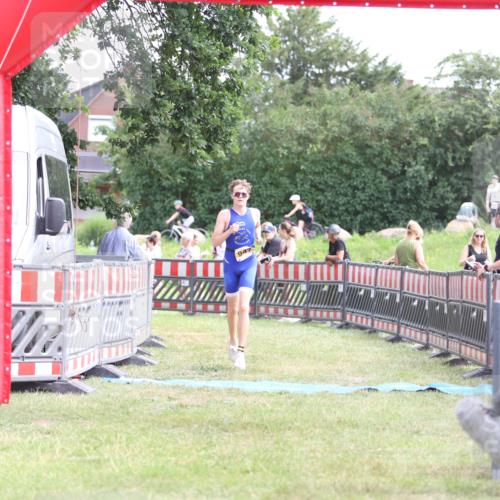 21.06.2026 - 29. Vierlanden-Triathlon Andreas Tolksdorf http://msf.ph/oto/9890321 21.06.2026 12:58:57 Ziel 947, 947 meine-sportfotos.de