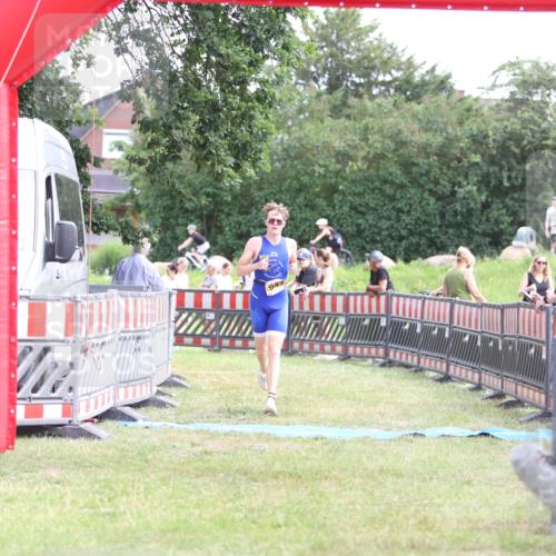 21.06.2026 - 29. Vierlanden-Triathlon Andreas Tolksdorf http://msf.ph/oto/9890323 21.06.2026 12:58:57 Ziel 947, 947 meine-sportfotos.de