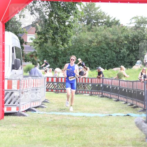 21.06.2026 - 29. Vierlanden-Triathlon Andreas Tolksdorf http://msf.ph/oto/9890327 21.06.2026 12:58:57 Ziel 947, 947 meine-sportfotos.de