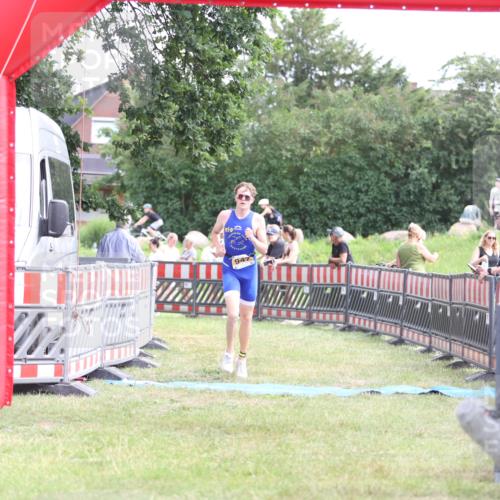21.06.2026 - 29. Vierlanden-Triathlon Andreas Tolksdorf http://msf.ph/oto/9890328 21.06.2026 12:58:57 Ziel 947, 947 meine-sportfotos.de