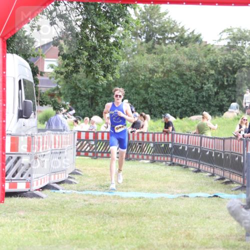 21.06.2026 - 29. Vierlanden-Triathlon Andreas Tolksdorf http://msf.ph/oto/9890330 21.06.2026 12:58:57 Ziel 947, 947 meine-sportfotos.de