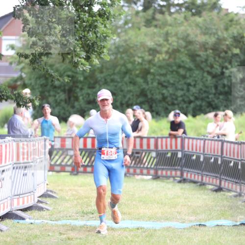 21.06.2026 - 29. Vierlanden-Triathlon Andreas Tolksdorf http://msf.ph/oto/9890338 21.06.2026 12:59:09 Ziel 181, 196, 181, 196 meine-sportfotos.de