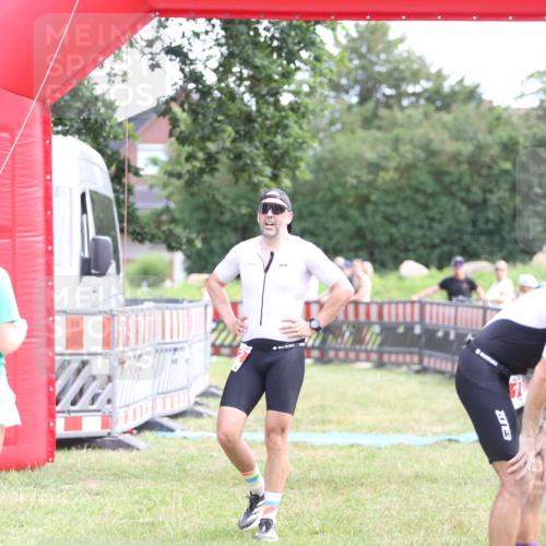 21.06.2026 - 29. Vierlanden-Triathlon Andreas Tolksdorf http://msf.ph/oto/9890373 21.06.2026 12:59:40 Ziel 112, 112 meine-sportfotos.de