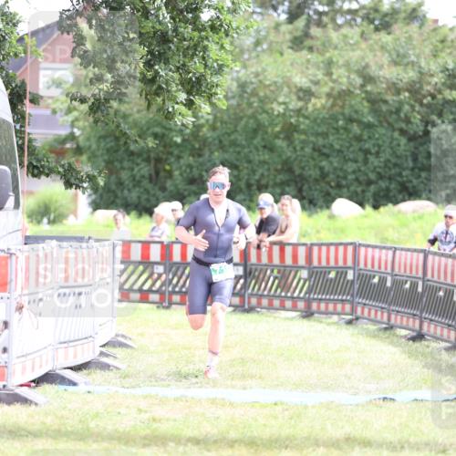 21.06.2026 - 29. Vierlanden-Triathlon Andreas Tolksdorf http://msf.ph/oto/9890389 21.06.2026 13:00:11 Ziel 710, 710 meine-sportfotos.de