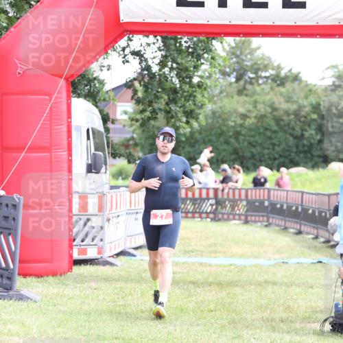 21.06.2026 - 29. Vierlanden-Triathlon Andreas Tolksdorf http://msf.ph/oto/9890396 21.06.2026 13:00:39 Ziel 27, 241, 27, 241 meine-sportfotos.de
