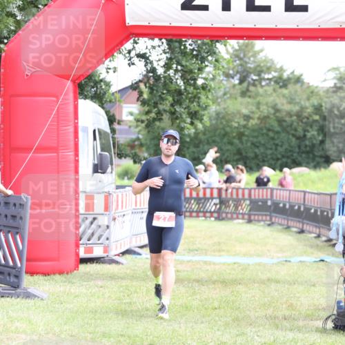 21.06.2026 - 29. Vierlanden-Triathlon Andreas Tolksdorf http://msf.ph/oto/9890397 21.06.2026 13:00:39 Ziel 27, 241, 27, 241 meine-sportfotos.de