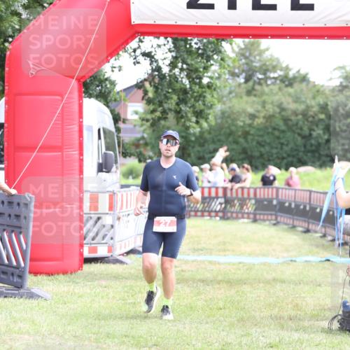 21.06.2026 - 29. Vierlanden-Triathlon Andreas Tolksdorf http://msf.ph/oto/9890400 21.06.2026 13:00:39 Ziel 27, 241, 27, 241 meine-sportfotos.de