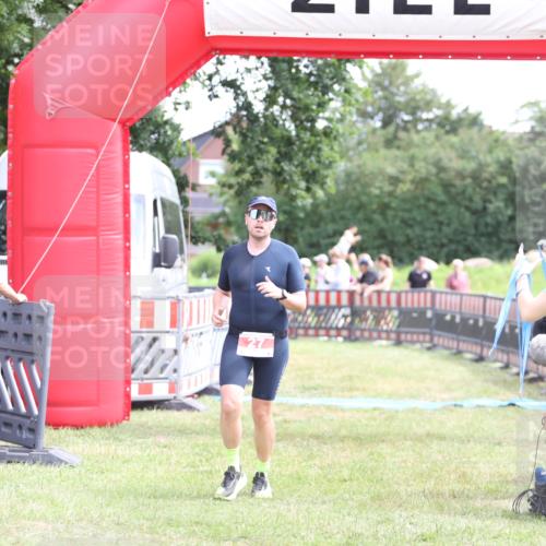 21.06.2026 - 29. Vierlanden-Triathlon Andreas Tolksdorf http://msf.ph/oto/9890401 21.06.2026 13:00:39 Ziel 27, 241, 27, 241 meine-sportfotos.de