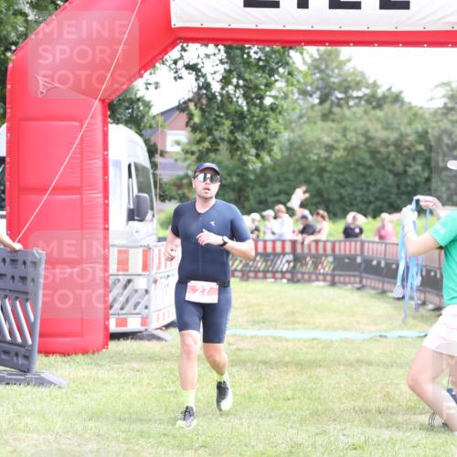 21.06.2026 - 29. Vierlanden-Triathlon Andreas Tolksdorf http://msf.ph/oto/9890403 21.06.2026 13:00:39 Ziel 27, 241, 27, 241 meine-sportfotos.de