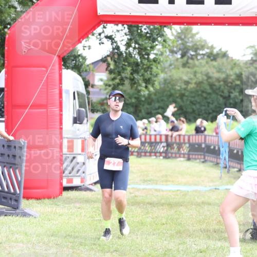 21.06.2026 - 29. Vierlanden-Triathlon Andreas Tolksdorf http://msf.ph/oto/9890404 21.06.2026 13:00:39 Ziel 27, 241, 27, 241 meine-sportfotos.de