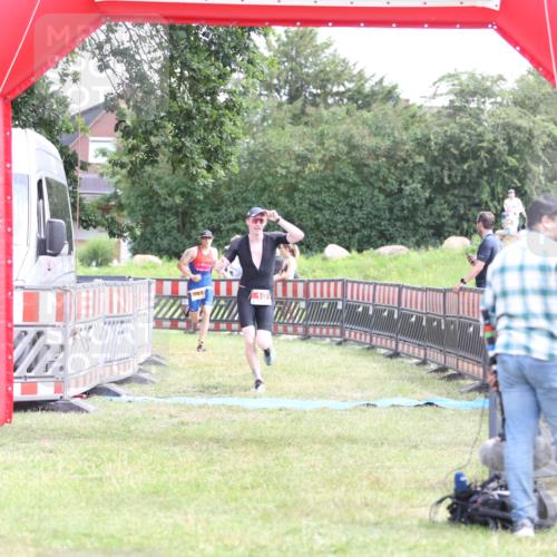 21.06.2026 - 29. Vierlanden-Triathlon Andreas Tolksdorf http://msf.ph/oto/9890429 21.06.2026 13:01:16 Ziel 10, 961, 10, 961 meine-sportfotos.de
