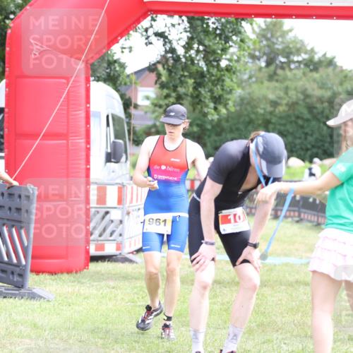 21.06.2026 - 29. Vierlanden-Triathlon Andreas Tolksdorf http://msf.ph/oto/9890442 21.06.2026 13:01:21 Ziel 10, 934, 961, 10, 934, 961 meine-sportfotos.de