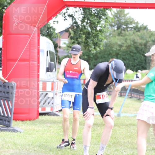 21.06.2026 - 29. Vierlanden-Triathlon Andreas Tolksdorf http://msf.ph/oto/9890443 21.06.2026 13:01:21 Ziel 10, 934, 961, 10, 934, 961 meine-sportfotos.de