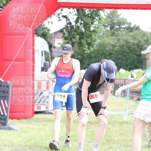 21.06.2026 - 29. Vierlanden-Triathlon Andreas Tolksdorf http://msf.ph/oto/9890445 21.06.2026 13:01:22 Ziel 10, 934, 961, 10, 934, 961 meine-sportfotos.de
