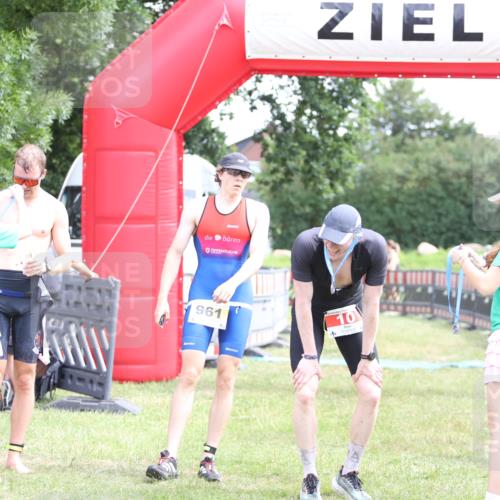 21.06.2026 - 29. Vierlanden-Triathlon Andreas Tolksdorf http://msf.ph/oto/9890446 21.06.2026 13:01:23 Ziel 934, 961, 934, 961 meine-sportfotos.de
