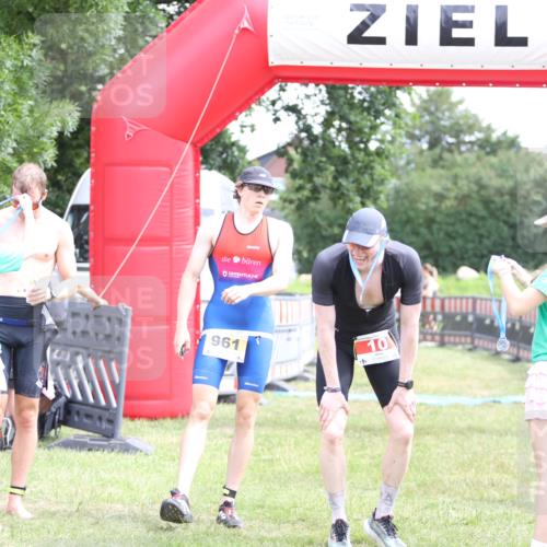 21.06.2026 - 29. Vierlanden-Triathlon Andreas Tolksdorf http://msf.ph/oto/9890448 21.06.2026 13:01:23 Ziel 934, 961, 934, 961 meine-sportfotos.de