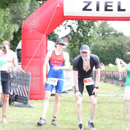 21.06.2026 - 29. Vierlanden-Triathlon Andreas Tolksdorf http://msf.ph/oto/9890450 21.06.2026 13:01:23 Ziel 934, 961, 934, 961 meine-sportfotos.de