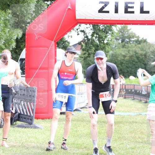 21.06.2026 - 29. Vierlanden-Triathlon Andreas Tolksdorf http://msf.ph/oto/9890451 21.06.2026 13:01:23 Ziel 934, 961, 934, 961 meine-sportfotos.de