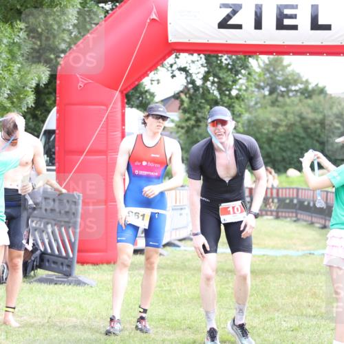 21.06.2026 - 29. Vierlanden-Triathlon Andreas Tolksdorf http://msf.ph/oto/9890452 21.06.2026 13:01:23 Ziel 934, 961, 934, 961 meine-sportfotos.de