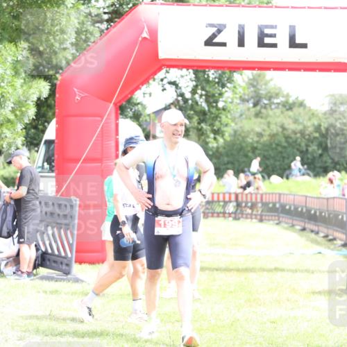 21.06.2026 - 29. Vierlanden-Triathlon Andreas Tolksdorf http://msf.ph/oto/9890549 21.06.2026 13:03:55 Ziel 674, 674 meine-sportfotos.de