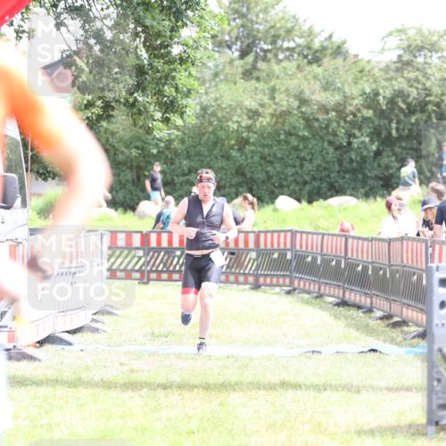 21.06.2026 - 29. Vierlanden-Triathlon Andreas Tolksdorf http://msf.ph/oto/9890575 21.06.2026 13:04:49 Ziel 682, 682 meine-sportfotos.de