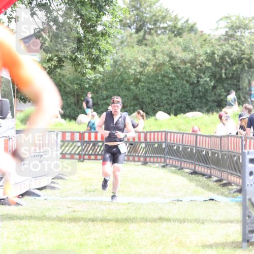 21.06.2026 - 29. Vierlanden-Triathlon Andreas Tolksdorf http://msf.ph/oto/9890576 21.06.2026 13:04:49 Ziel 682, 682 meine-sportfotos.de