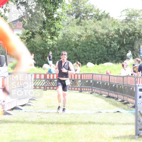 21.06.2026 - 29. Vierlanden-Triathlon Andreas Tolksdorf http://msf.ph/oto/9890578 21.06.2026 13:04:49 Ziel 682, 682 meine-sportfotos.de