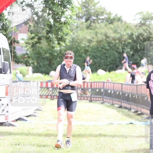21.06.2026 - 29. Vierlanden-Triathlon Andreas Tolksdorf http://msf.ph/oto/9890587 21.06.2026 13:04:51 Ziel 682, 682 meine-sportfotos.de