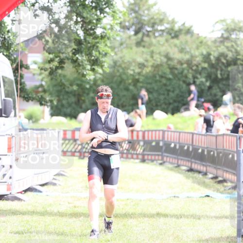 21.06.2026 - 29. Vierlanden-Triathlon Andreas Tolksdorf http://msf.ph/oto/9890591 21.06.2026 13:04:51 Ziel 682, 682 meine-sportfotos.de