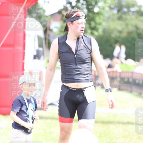 21.06.2026 - 29. Vierlanden-Triathlon Andreas Tolksdorf http://msf.ph/oto/9890596 21.06.2026 13:05:20 Ziel  meine-sportfotos.de