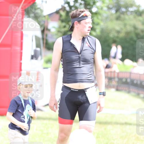 21.06.2026 - 29. Vierlanden-Triathlon Andreas Tolksdorf http://msf.ph/oto/9890598 21.06.2026 13:05:20 Ziel  meine-sportfotos.de