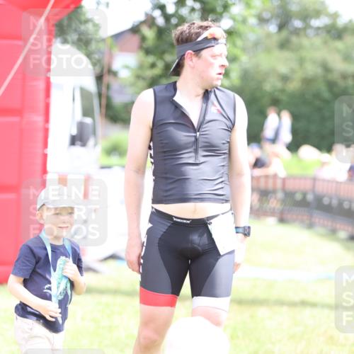 21.06.2026 - 29. Vierlanden-Triathlon Andreas Tolksdorf http://msf.ph/oto/9890599 21.06.2026 13:05:20 Ziel  meine-sportfotos.de