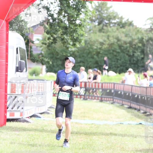 21.06.2026 - 29. Vierlanden-Triathlon Andreas Tolksdorf http://msf.ph/oto/9890634 21.06.2026 13:06:23 Ziel 642, 650, 642, 650 meine-sportfotos.de