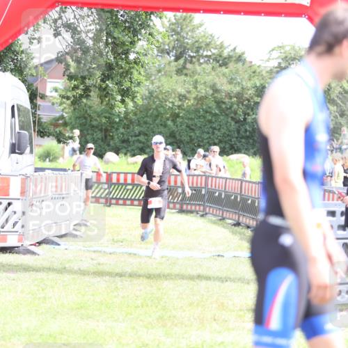 21.06.2026 - 29. Vierlanden-Triathlon Andreas Tolksdorf http://msf.ph/oto/9890656 21.06.2026 13:06:58 Ziel 55, 275, 55, 275 meine-sportfotos.de