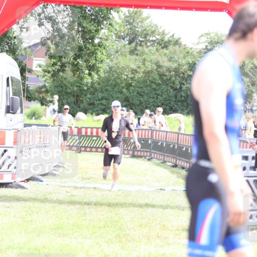 21.06.2026 - 29. Vierlanden-Triathlon Andreas Tolksdorf http://msf.ph/oto/9890657 21.06.2026 13:06:58 Ziel 55, 275, 55, 275 meine-sportfotos.de