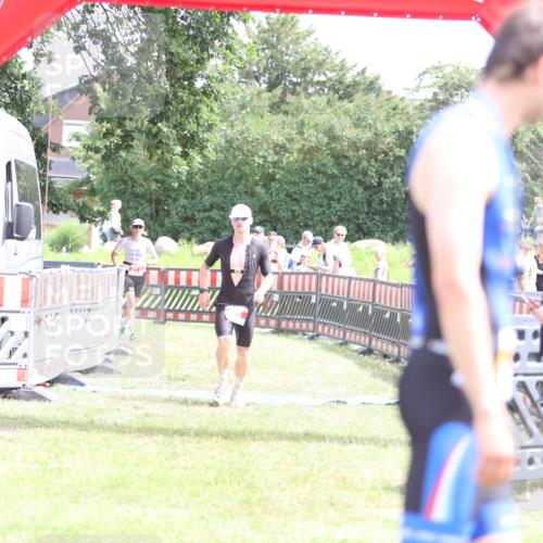 21.06.2026 - 29. Vierlanden-Triathlon Andreas Tolksdorf http://msf.ph/oto/9890659 21.06.2026 13:06:58 Ziel 55, 275, 55, 275 meine-sportfotos.de