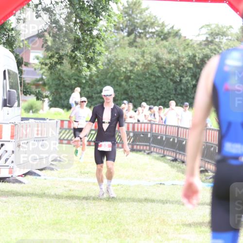 21.06.2026 - 29. Vierlanden-Triathlon Andreas Tolksdorf http://msf.ph/oto/9890661 21.06.2026 13:06:59 Ziel 55, 275, 55, 275 meine-sportfotos.de