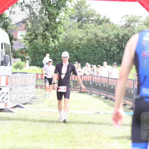 21.06.2026 - 29. Vierlanden-Triathlon Andreas Tolksdorf http://msf.ph/oto/9890663 21.06.2026 13:06:59 Ziel 55, 275, 55, 275 meine-sportfotos.de