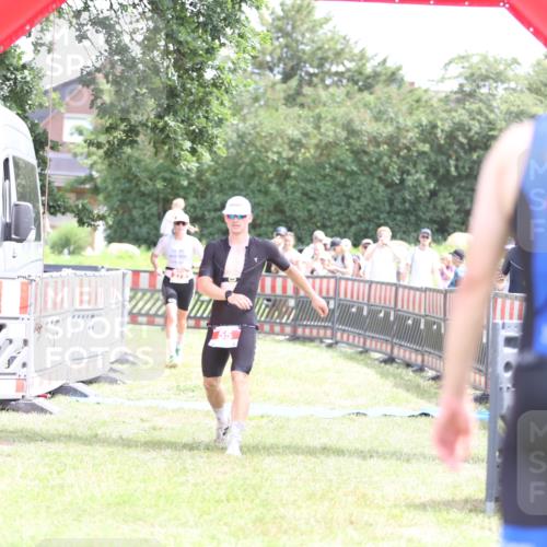21.06.2026 - 29. Vierlanden-Triathlon Andreas Tolksdorf http://msf.ph/oto/9890665 21.06.2026 13:06:59 Ziel 55, 275, 55, 275 meine-sportfotos.de