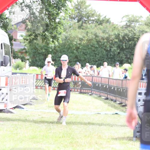 21.06.2026 - 29. Vierlanden-Triathlon Andreas Tolksdorf http://msf.ph/oto/9890666 21.06.2026 13:06:59 Ziel 55, 275, 55, 275 meine-sportfotos.de
