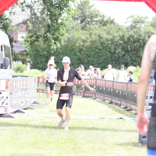 21.06.2026 - 29. Vierlanden-Triathlon Andreas Tolksdorf http://msf.ph/oto/9890667 21.06.2026 13:06:59 Ziel 55, 275, 55, 275 meine-sportfotos.de