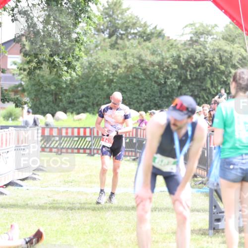 21.06.2026 - 29. Vierlanden-Triathlon Andreas Tolksdorf http://msf.ph/oto/9890741 21.06.2026 13:08:36 Ziel 147, 726, 147, 726 meine-sportfotos.de