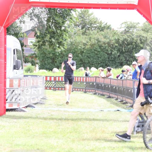 21.06.2026 - 29. Vierlanden-Triathlon Andreas Tolksdorf http://msf.ph/oto/9890833 21.06.2026 13:11:55 Ziel 745, 745 meine-sportfotos.de