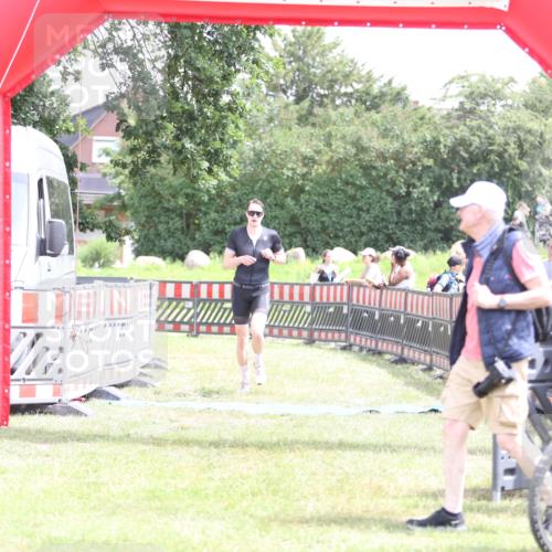 21.06.2026 - 29. Vierlanden-Triathlon Andreas Tolksdorf http://msf.ph/oto/9890837 21.06.2026 13:11:55 Ziel 745, 745 meine-sportfotos.de