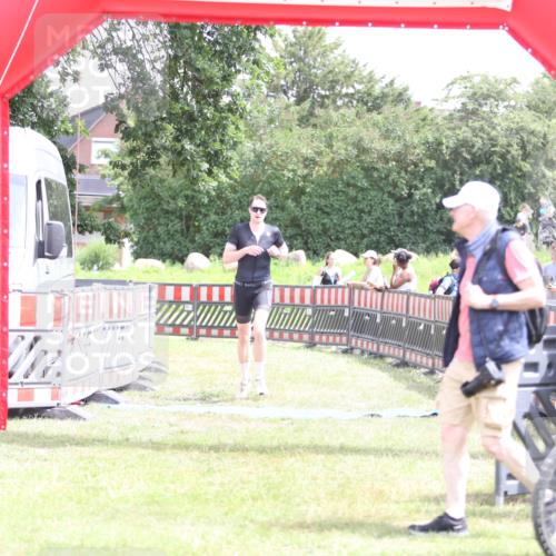 21.06.2026 - 29. Vierlanden-Triathlon Andreas Tolksdorf http://msf.ph/oto/9890838 21.06.2026 13:11:55 Ziel 745, 745 meine-sportfotos.de