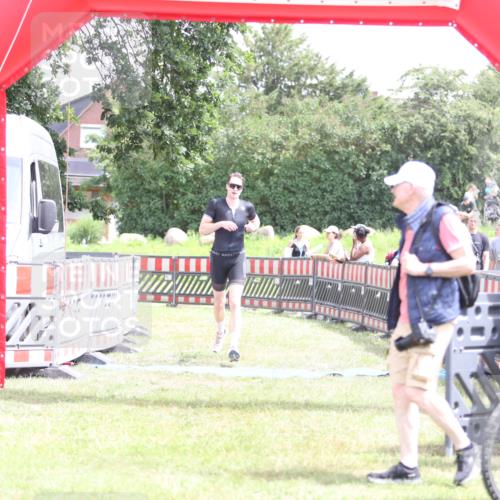 21.06.2026 - 29. Vierlanden-Triathlon Andreas Tolksdorf http://msf.ph/oto/9890839 21.06.2026 13:11:55 Ziel 745, 745 meine-sportfotos.de