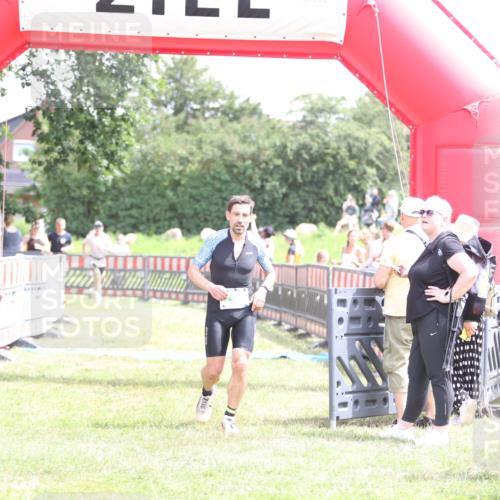 21.06.2026 - 29. Vierlanden-Triathlon Andreas Tolksdorf http://msf.ph/oto/9890901 21.06.2026 13:13:36 Ziel 290, 785, 290, 785 meine-sportfotos.de