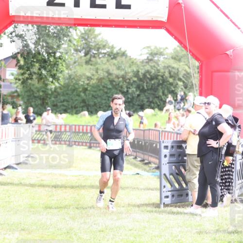 21.06.2026 - 29. Vierlanden-Triathlon Andreas Tolksdorf http://msf.ph/oto/9890902 21.06.2026 13:13:36 Ziel 290, 785, 290, 785 meine-sportfotos.de